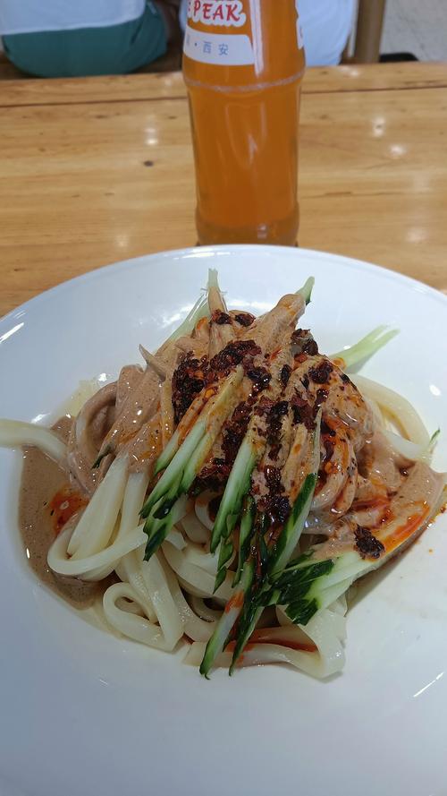 麻酱凉皮：味蕾上的清凉盛宴