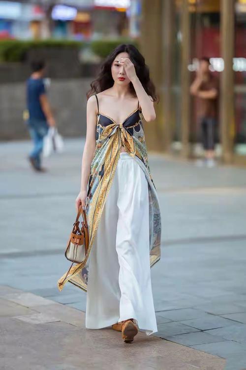 彩色条纹时尚穿搭：点亮你的衣橱，绽放个性魅力