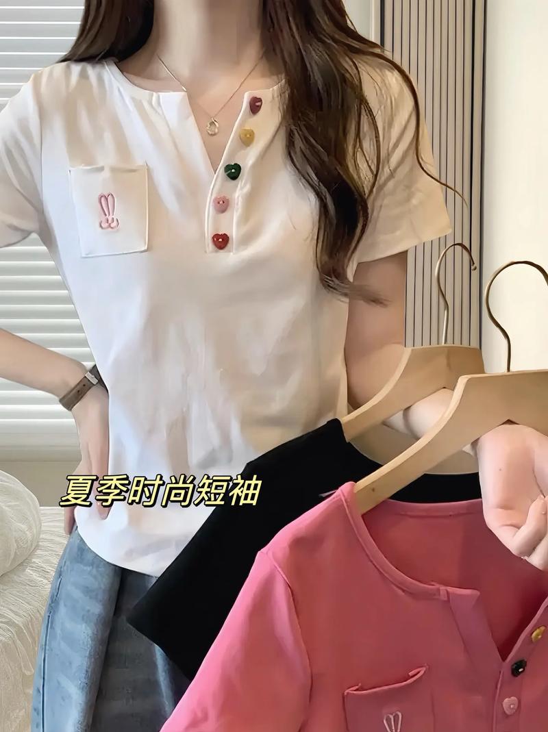详细阅读:彩色纽扣:点亮时尚穿搭的小巧精灵 彩色纽扣:点亮时尚穿搭的小巧精灵
