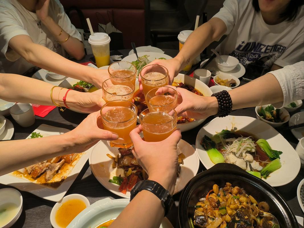 欢聚时光：一场朋友间的温馨聚会