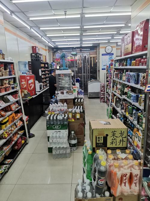 便利店：城市生活中的温暖角落
