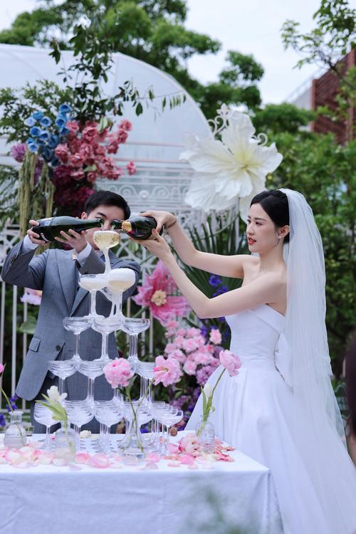详细阅读:婚礼穿搭指南:从经典到潮流,打造完美宾客造型 婚礼穿搭指南:从经典到潮流,打造完美宾客造型
