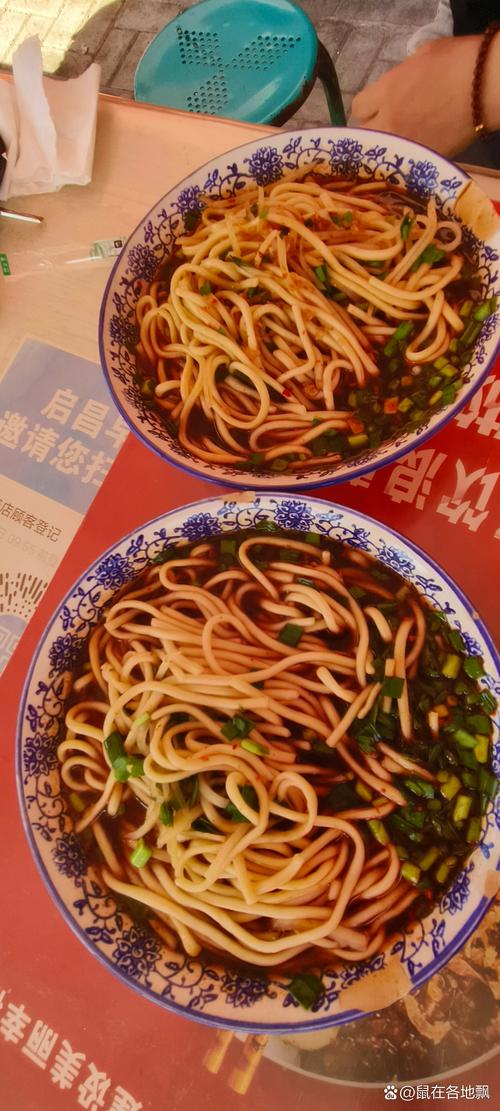 担担面：一碗面里的人生百味