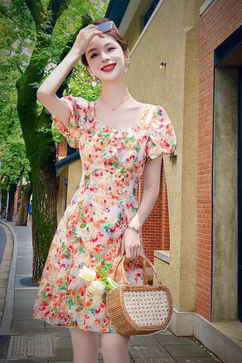 小碎花时尚穿搭：绽放别样魅力