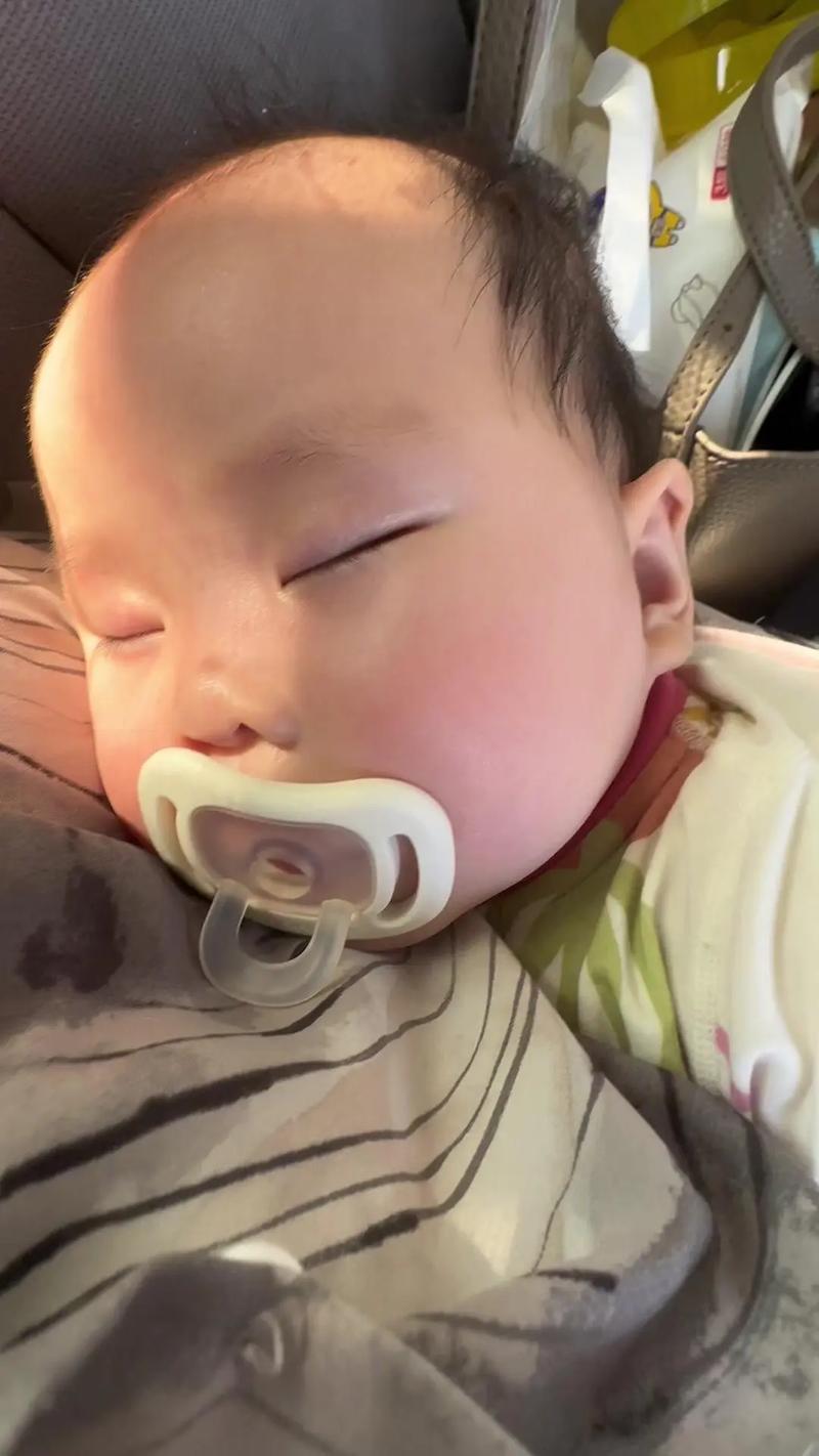 安抚奶嘴：育儿路上的“温柔助手”