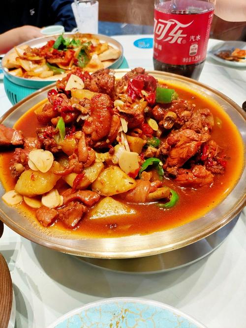 新疆大盘鸡：舌尖上的豪放与温情