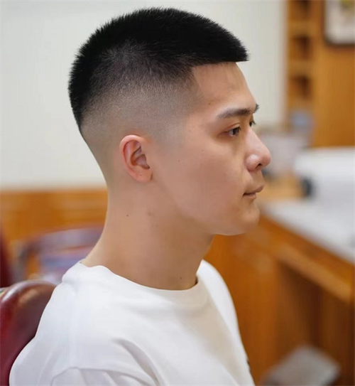 寸头发型的时尚魅力与搭配指南