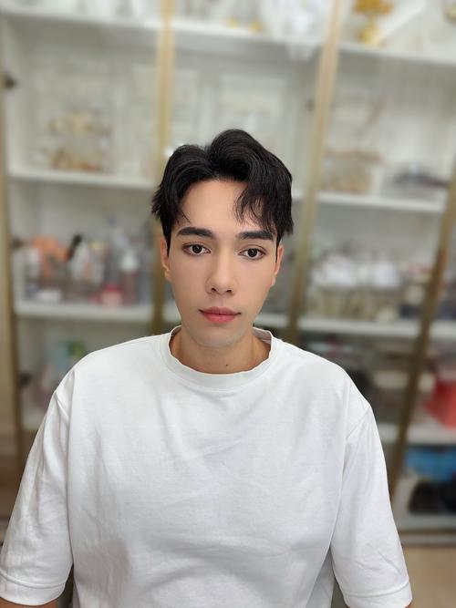 现代男士精致妆容教程：从素颜到帅气只需几步