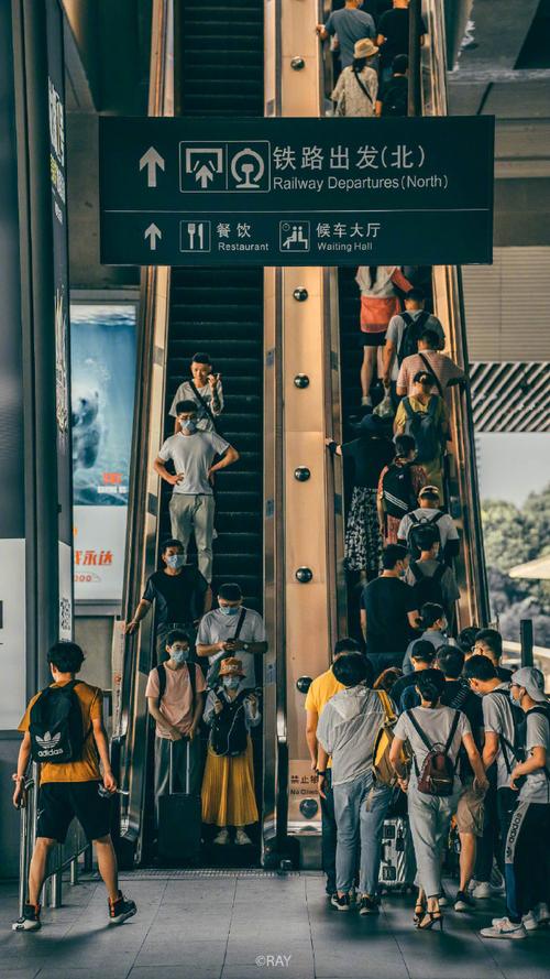 车站：人生百态的交汇点
