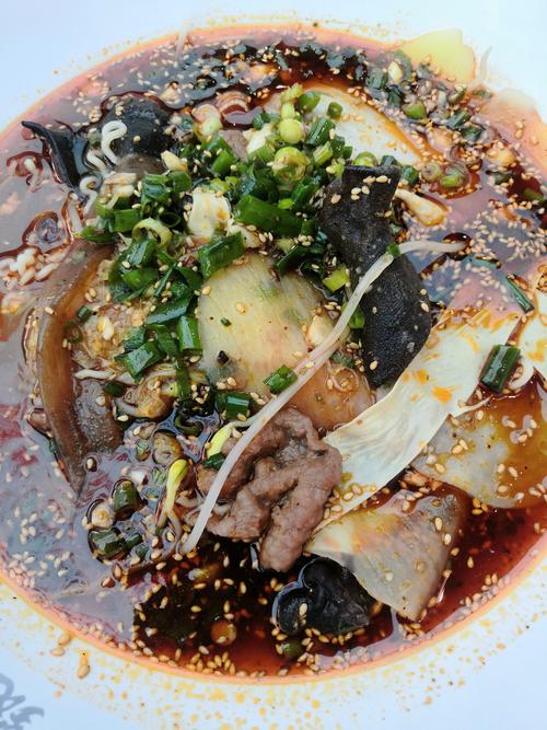 冒菜：舌尖上的麻辣盛宴，市井小巷的烟火传奇