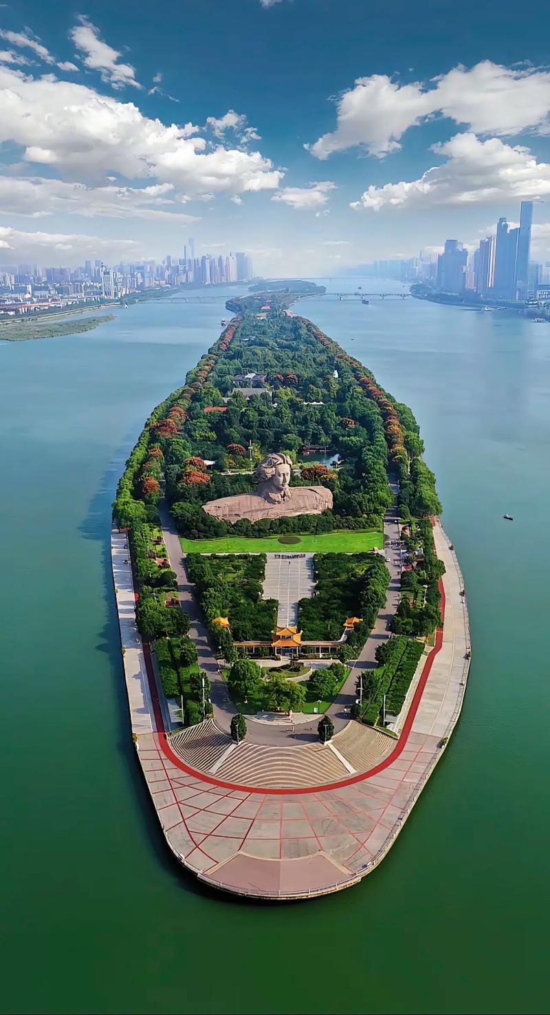 橘子洲头：长沙的文化名片与旅游胜地