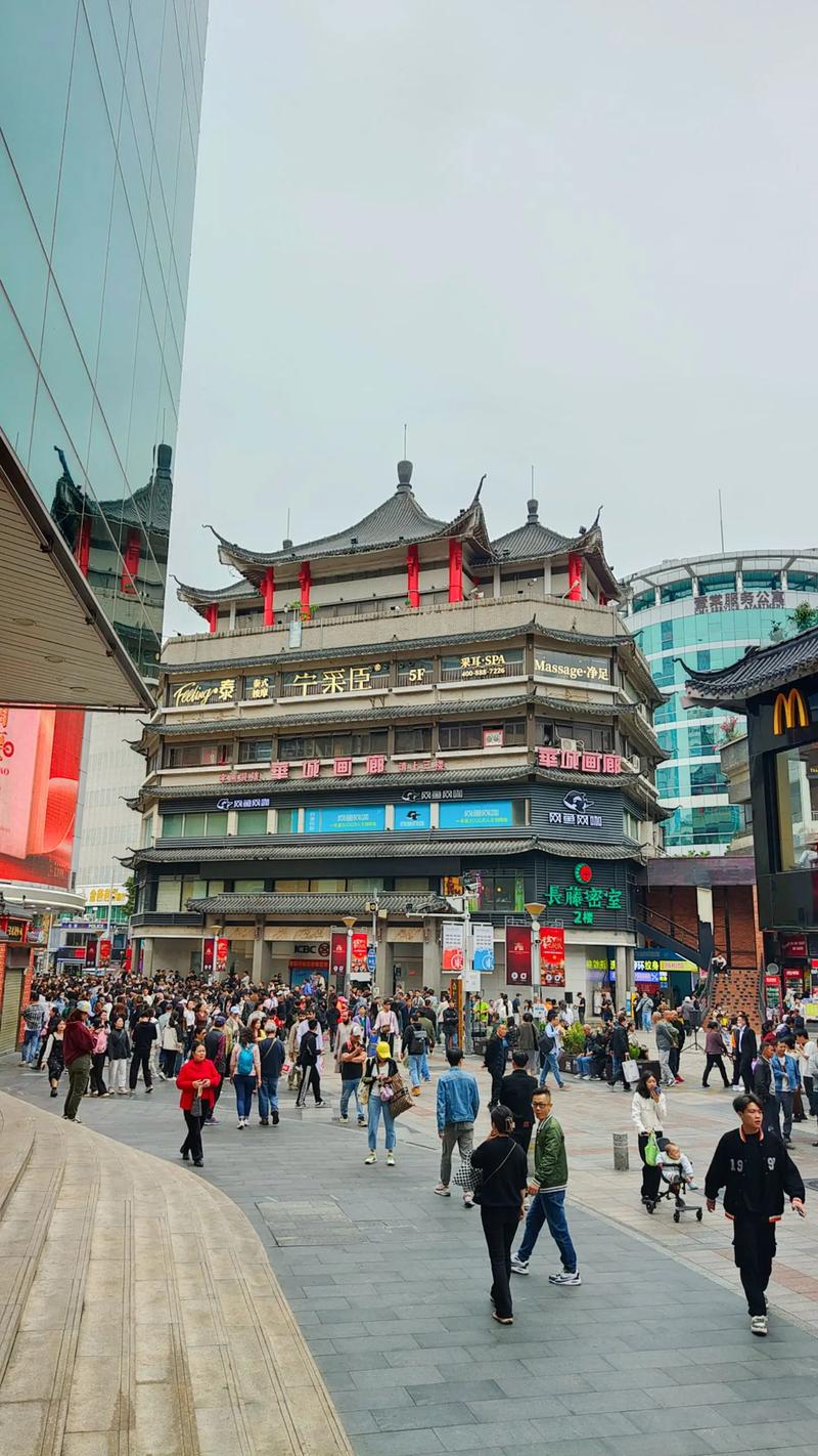 深圳东门老街：历史与现代的交融，商业与文化的盛宴