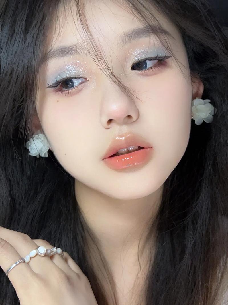 眼妆精致度：点亮双眸的魅力密码