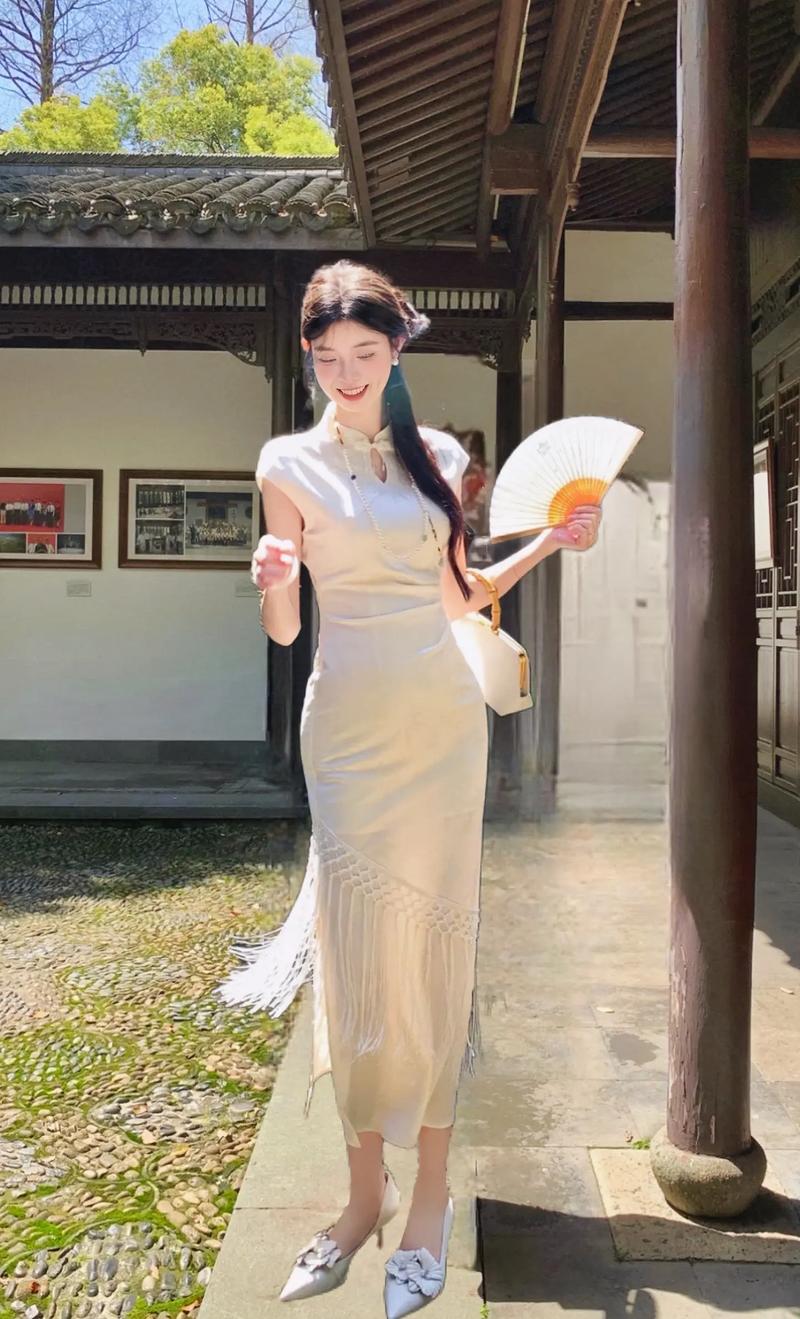 流苏轻舞，时尚韵动：解锁短流苏穿搭的多元魅力