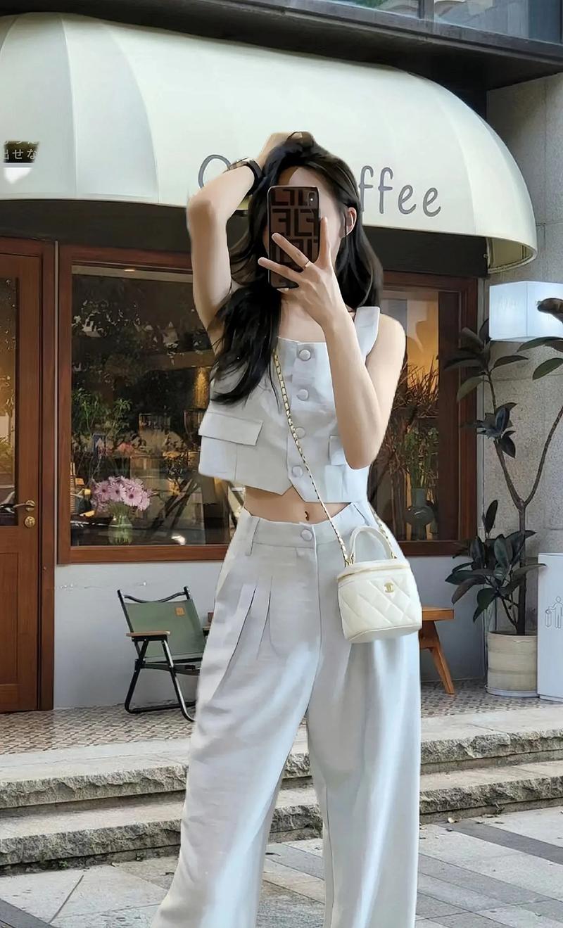 手腕绑带：时尚穿搭的点睛之笔
