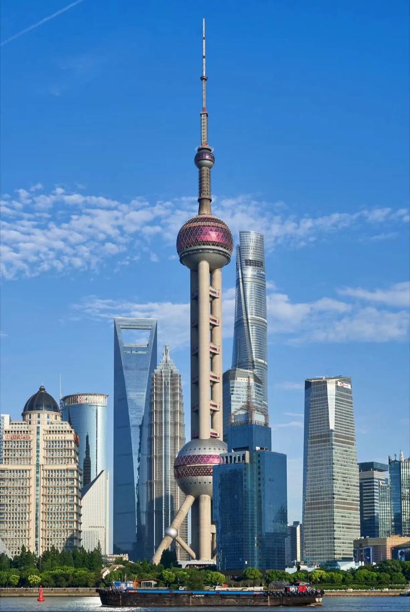 东方明珠：上海的璀璨明珠与时代地标