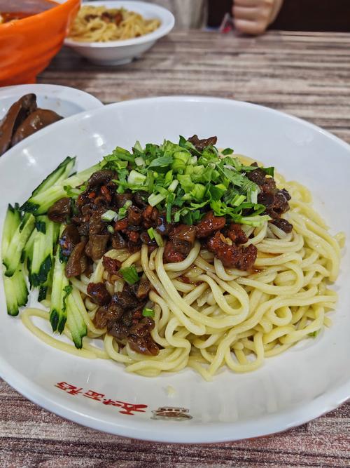 炸酱面：舌尖上的烟火传奇