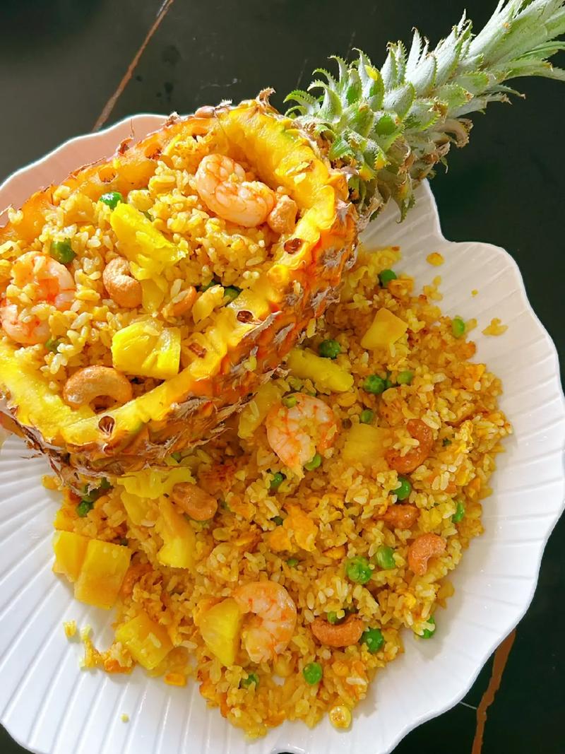 菠萝炒饭：热带风情的味蕾盛宴