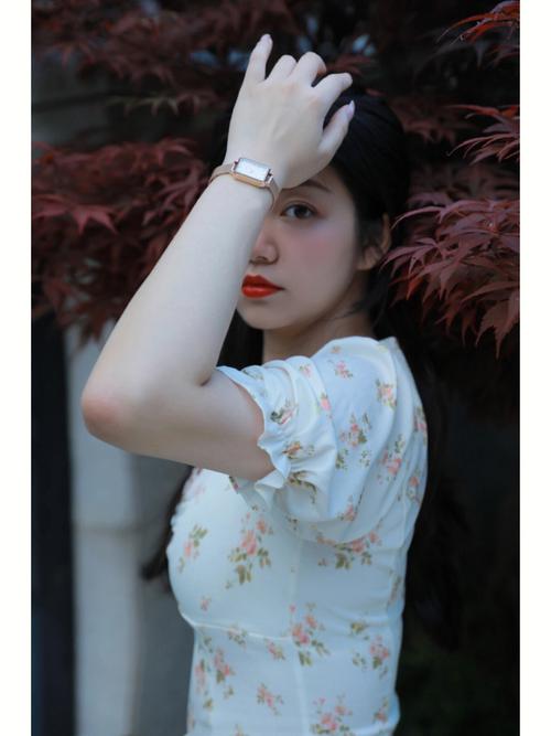 手腕绑带：时尚穿搭中的点睛之笔