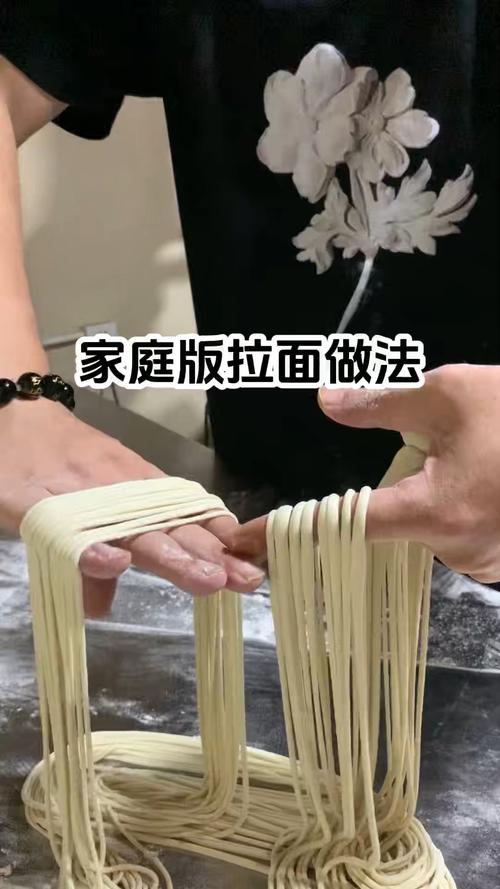 兰州拉面的制作技巧：从面团到汤底的完美呈现