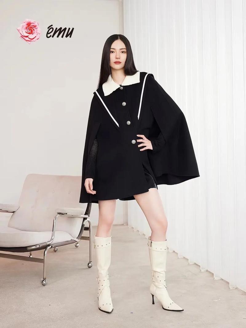 斗篷：时尚舞台上的百变精灵与穿搭密码