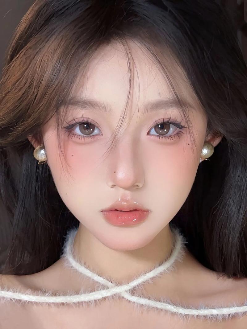 巧用腮红晕染，打造迷人妆容