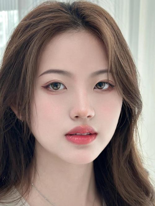 日常妆容全攻略：打造清新自然美颜
