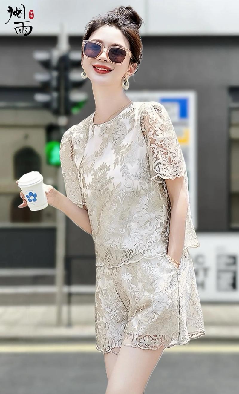 刺绣蕾丝花边：时尚穿搭的点睛之笔，演绎多元风格魅力