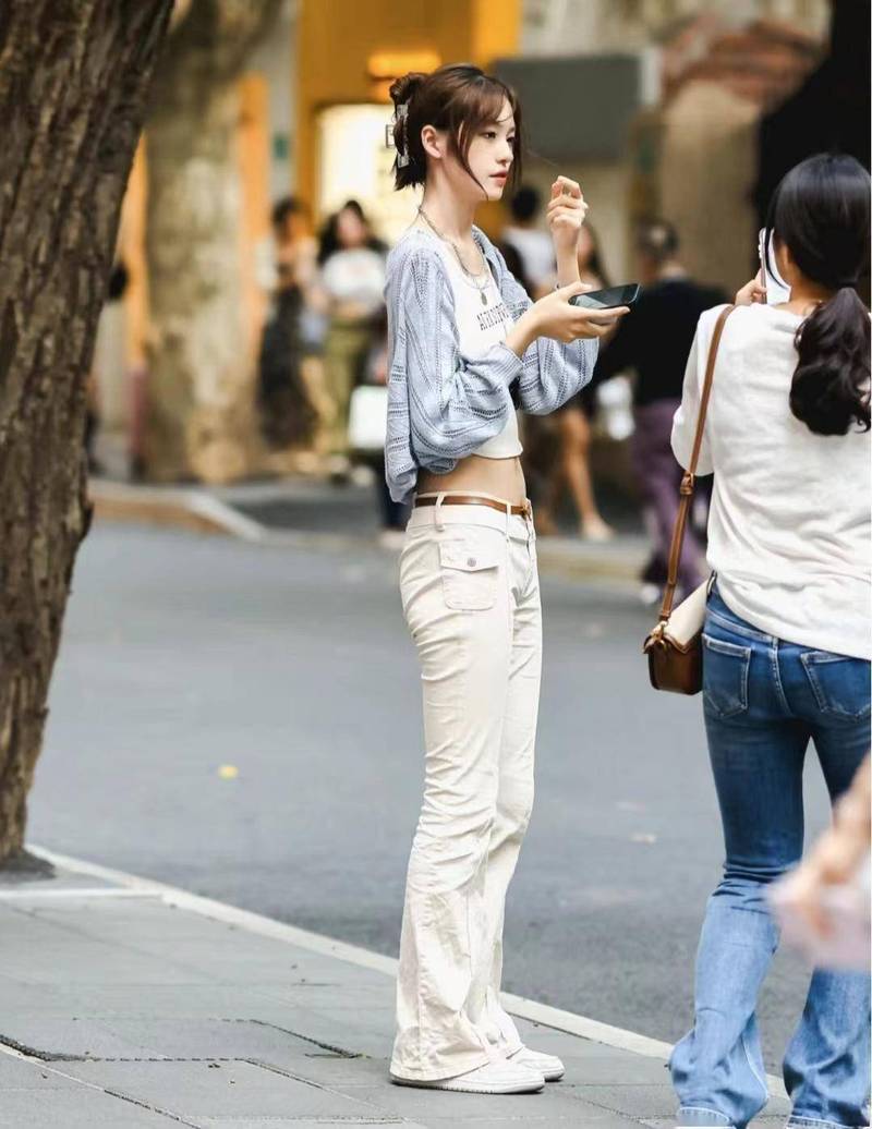 超低腰时尚穿搭：展现独特魅力的潮流之选