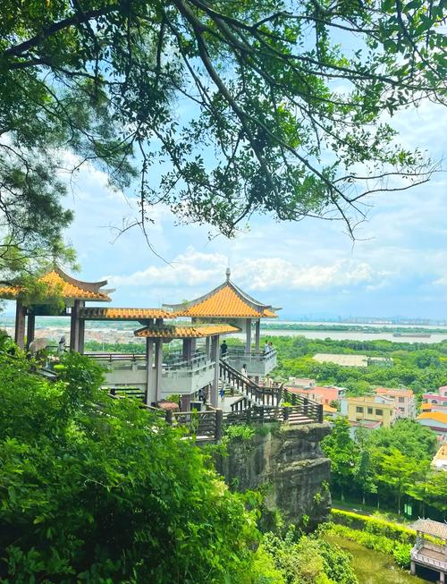 广州番禺莲花山旅游区：历史与自然的完美交融