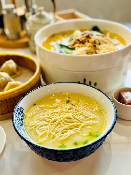 鱼汤面：舌尖上的江南风情，鲜香醇厚的味蕾盛宴