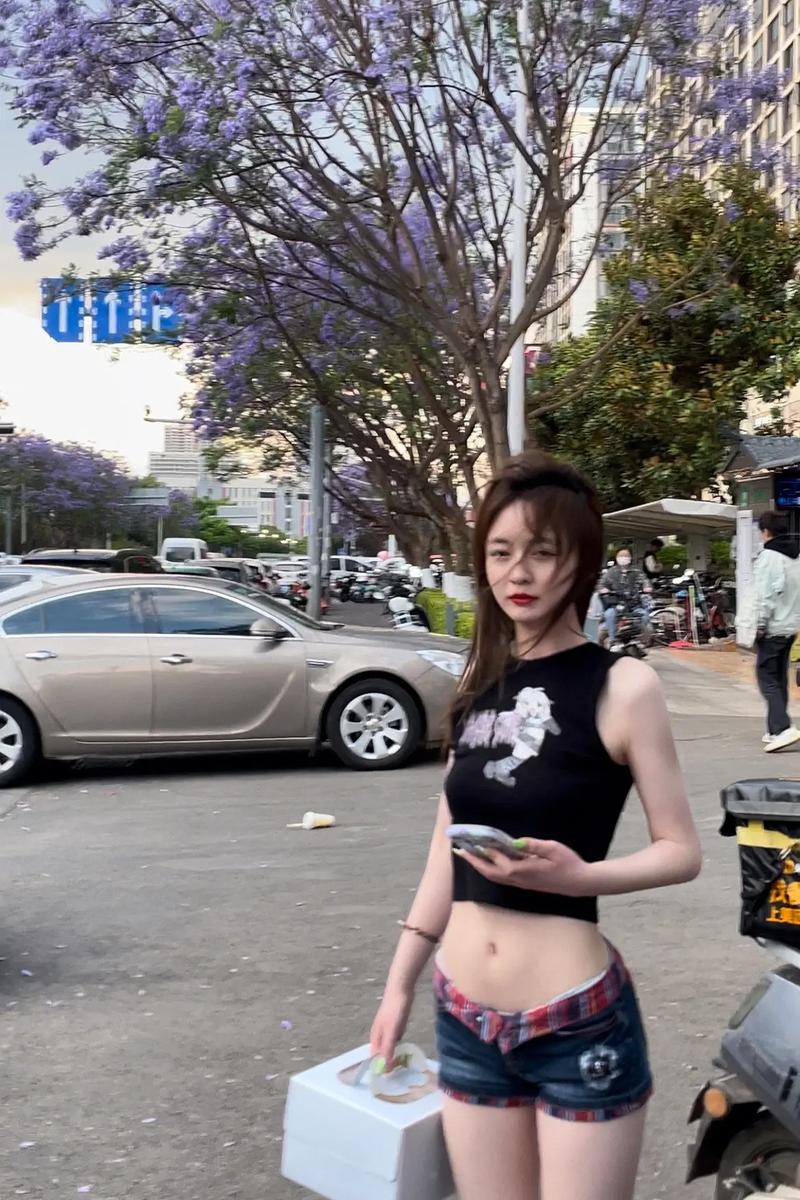 驾驭低腰时尚：潮流密码，个性张扬