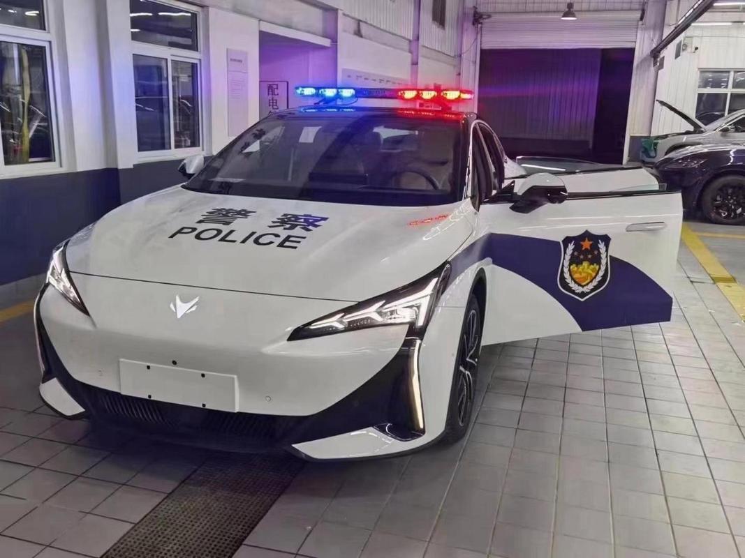 汽车警车：城市安全与交通秩序的守护者