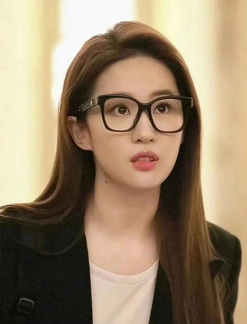 眼镜与发型：完美搭配，彰显个性魅力