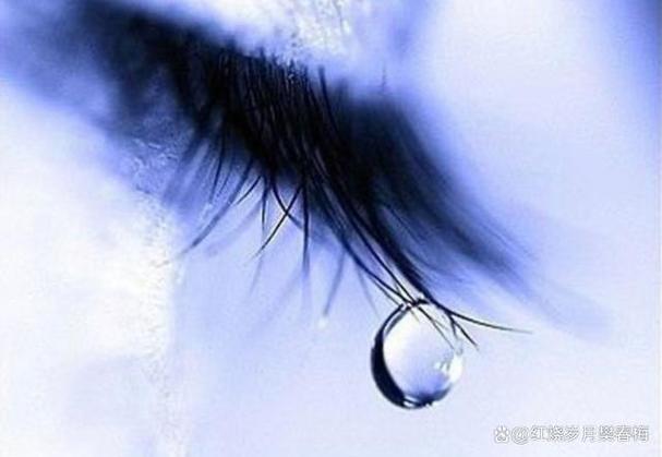 泪湿衣衫：心碎之痕，情难释怀