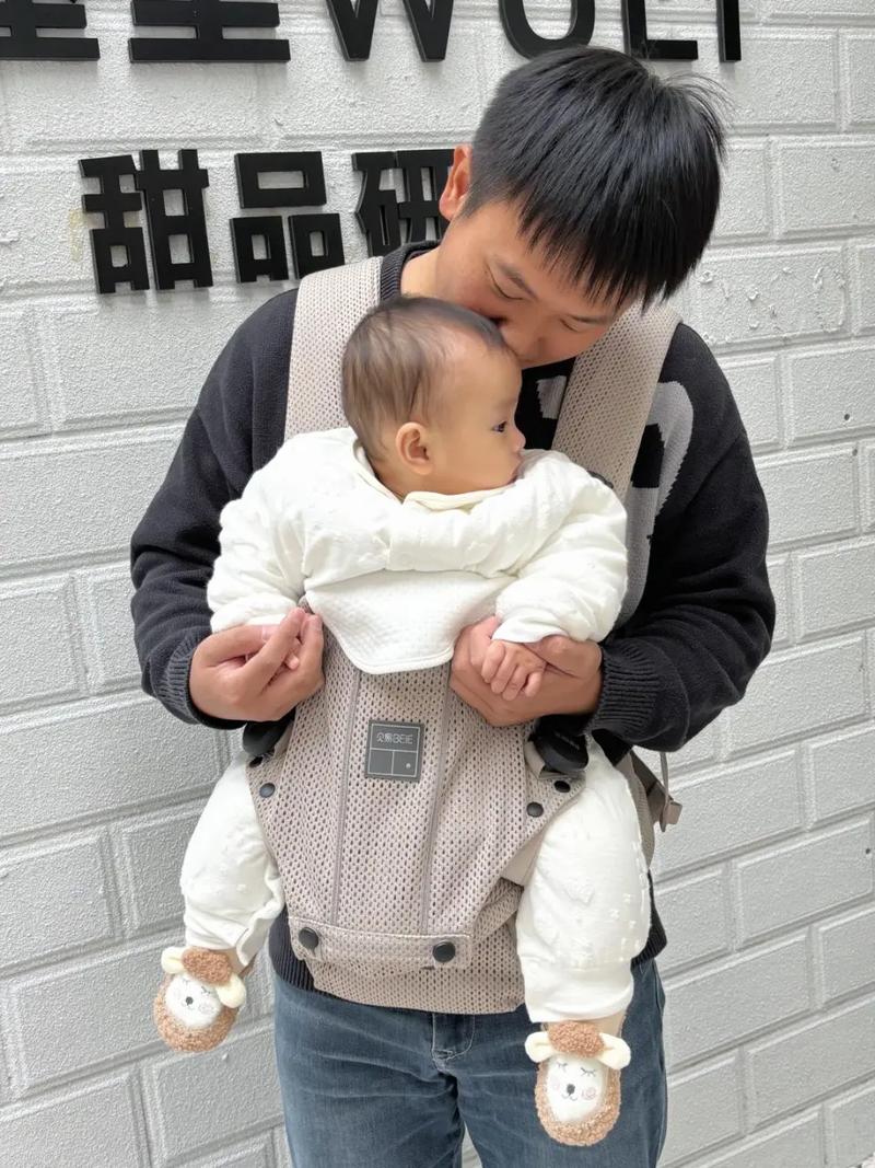 婴儿腰凳：育儿生活中的贴心伴侣与时尚选择
