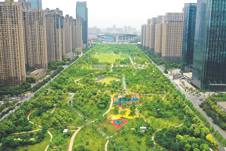 中心绿轴公园：城市的生态明珠与活力引擎