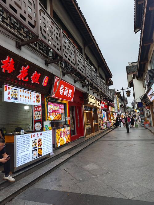 建设巷小吃街：烟火人间的舌尖盛宴