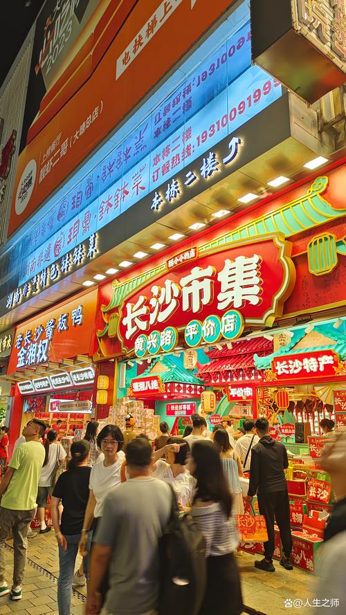 花牌坊美食街：一场舌尖上的狂欢与文化之旅