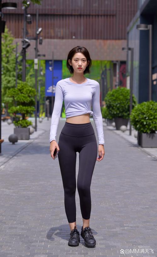 紧身时尚穿搭：展现自信与魅力