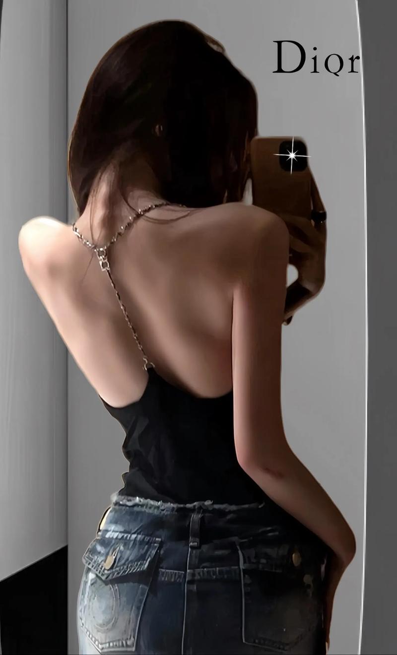 深 V 露背时尚穿搭：展现女性魅力的绝佳选择