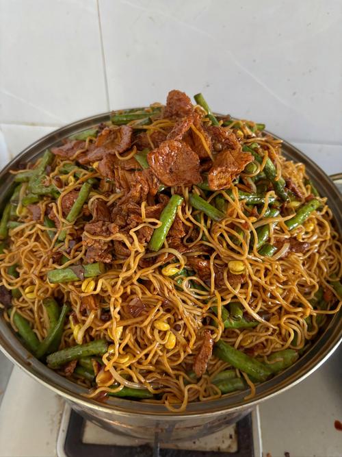 品味传统美食：一碗鲜香四溢的打卤面