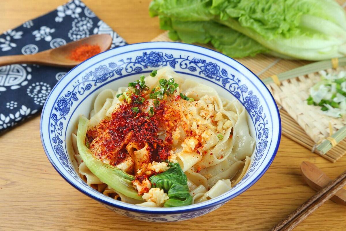 油泼面：舌尖上的烟火传奇