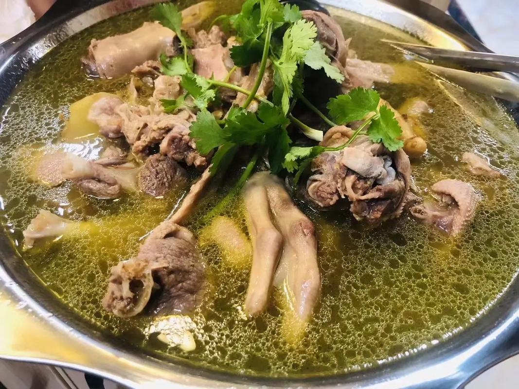 鹅汤：餐桌上的营养与美味传奇