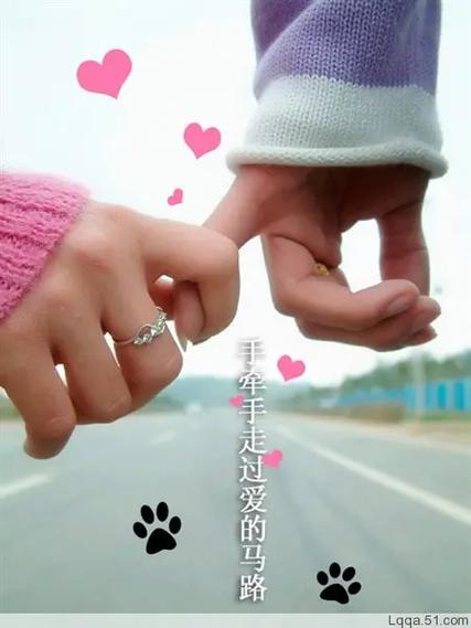恋爱中的甜蜜牵手：心手相依，爱意绵绵