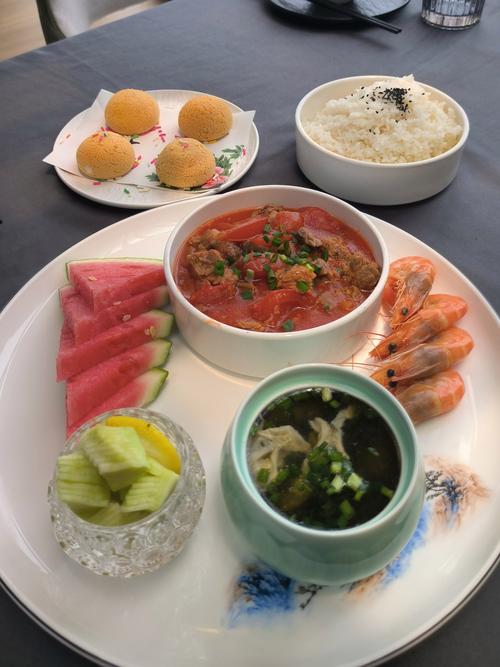 美食午餐：舌尖上的温暖与满足