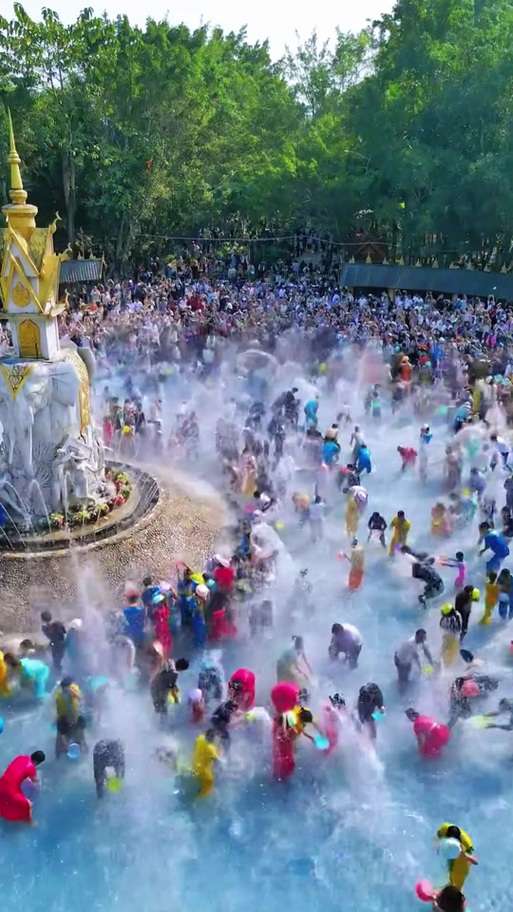 西双版纳泼水节：东方狂欢，共赴水的盛宴