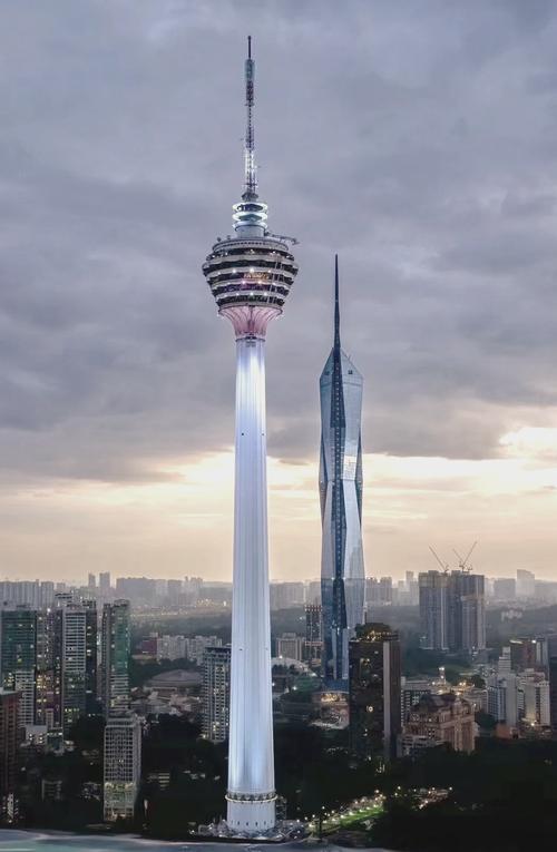 探索吉隆坡双子塔：马来西亚的天际奇迹与文化瑰宝