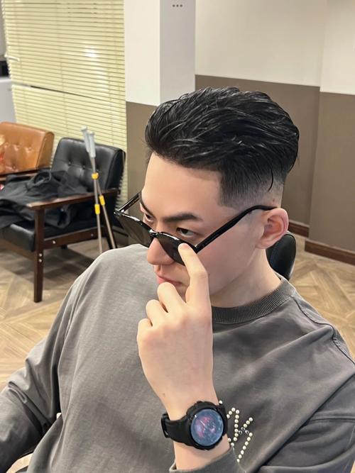 背头发型：展现男士魅力的不二之选