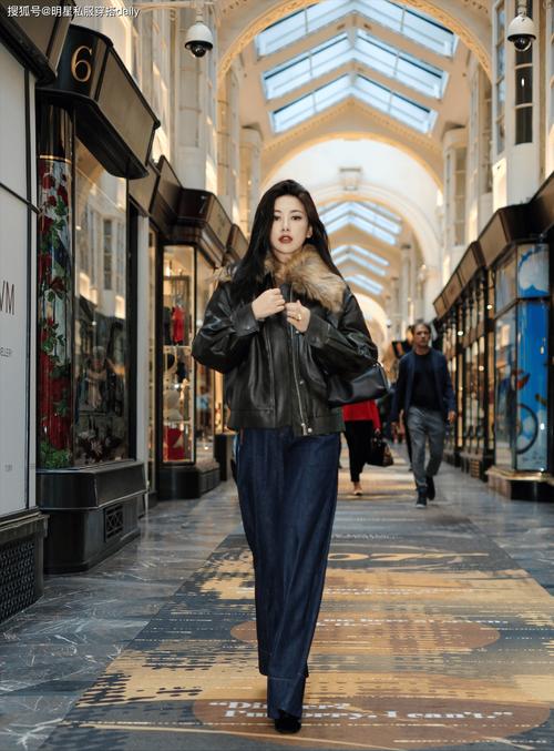 皮革流苏：时尚穿搭的点睛之笔